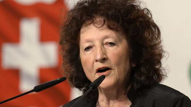 Frau vor Mikrofonen Frau vor Mikrofonen