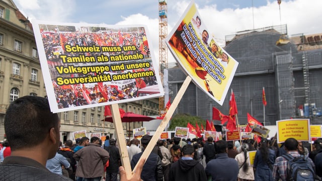 Rückenansicht von demonstrierenden Tamilen in Bern mit Protestschildern. Rückenansicht von demonstrierenden Tamilen in Bern mit Protestschildern.