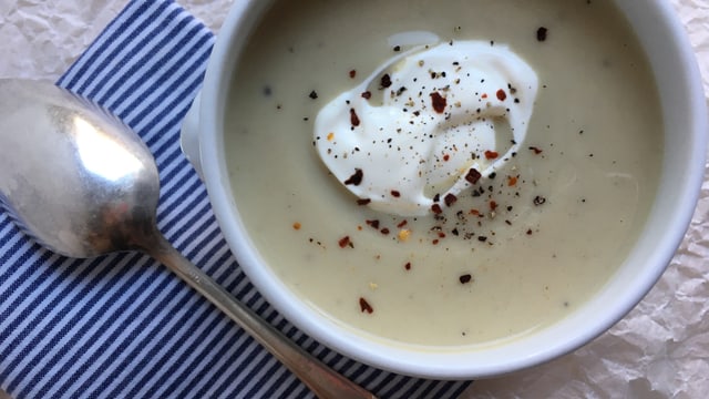 Ein Suppenschüssel gefüllt mit Marroni-Sellerie-Suppe. Ein Suppenschüssel gefüllt mit Marroni-Sellerie-Suppe.