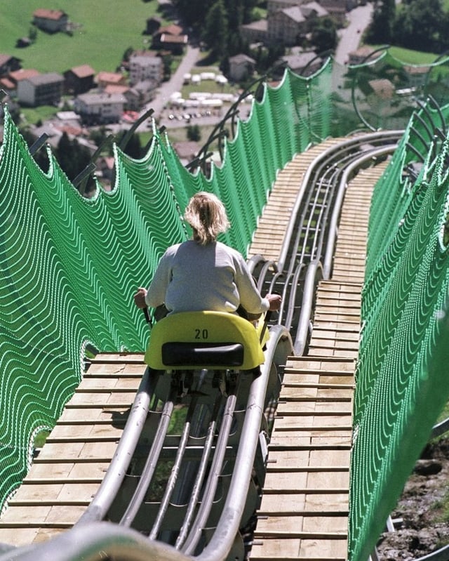 Frau auf Rodelbahn Frau auf Rodelbahn