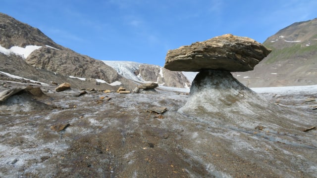 Mächtiger Gletschertisch auf dem Griesgletscher Mächtiger Gletschertisch auf dem Griesgletscher