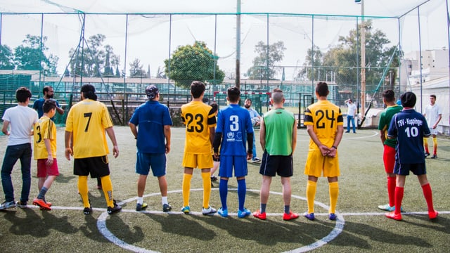 Unbegleitete minderjährige Flüchtlinge spielen Fussball. Unbegleitete minderjährige Flüchtlinge spielen Fussball.
