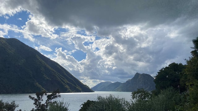 Blick von Gandria nach Südwesten über den Luganersee mit zahlreichen Quellwolken. Blick von Gandria nach Südwesten über den Luganersee mit zahlreichen Quellwolken.