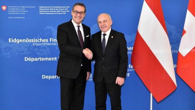 Ueli Maurer und Heinz-Christian Strache schütteln sich die Hand. Ueli Maurer und Heinz-Christian Strache schütteln sich die Hand.