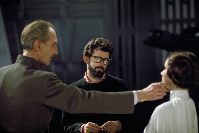 Ein Regisseur und zwei Schauspieler am Filmset Ein Regisseur und zwei Schauspieler am Filmset