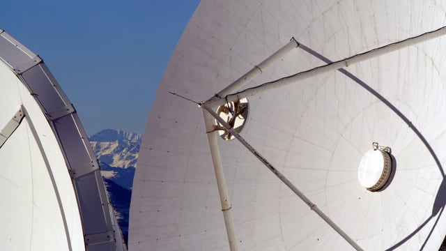 Zwei Satellitenschüsseln in der Schweiz. Zwei Satellitenschüsseln in der Schweiz.