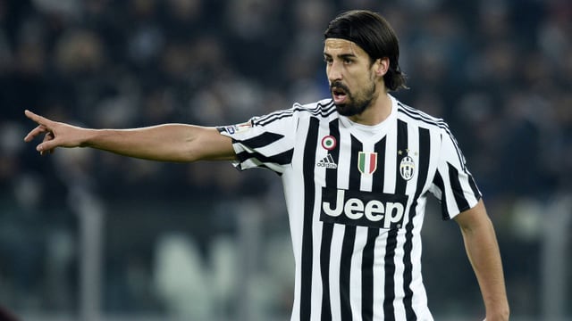 Sami Khedira gibt einem Mitspieler Anweisungen. Sami Khedira gibt einem Mitspieler Anweisungen.