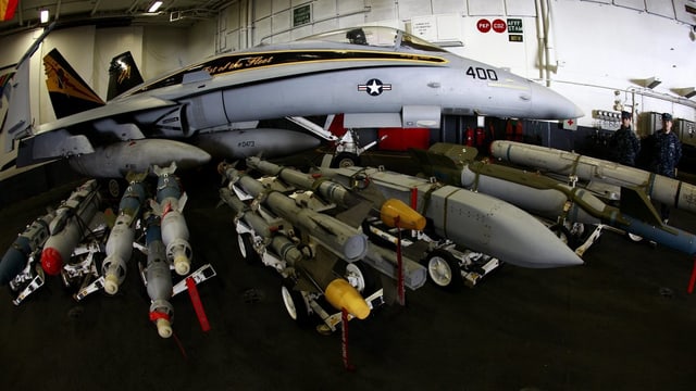 Eine Super Hornet auf einem US-Kampfschiff bei einem gemeinsamen Test vor der Küste Südkoreas. Eine Super Hornet auf einem US-Kampfschiff bei einem gemeinsamen Test vor der Küste Südkoreas.