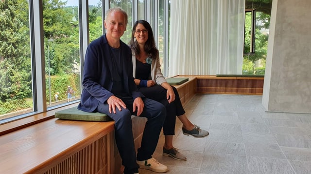 Mann und Frau sitzen auf Fensterbank Mann und Frau sitzen auf Fensterbank