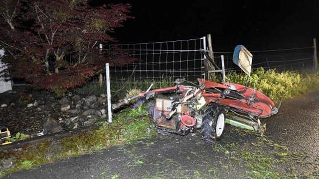 Der Grashochmäher, der in Schänis auf einen Zaun aufgefahren ist. Der Grashochmäher, der in Schänis auf einen Zaun aufgefahren ist.