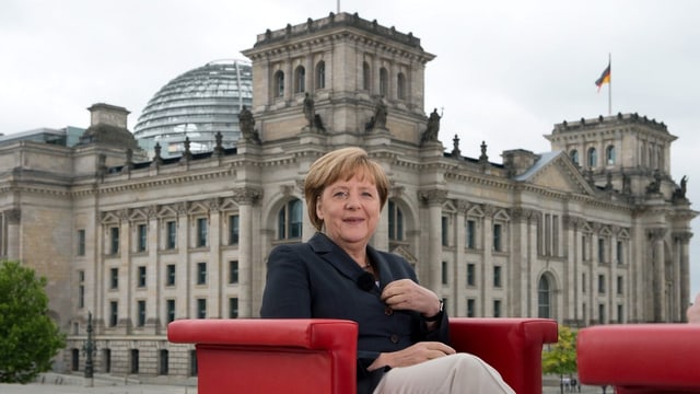 Bundeskanzlerin Angela Merkel vor dem Reichstag. Bundeskanzlerin Angela Merkel vor dem Reichstag.