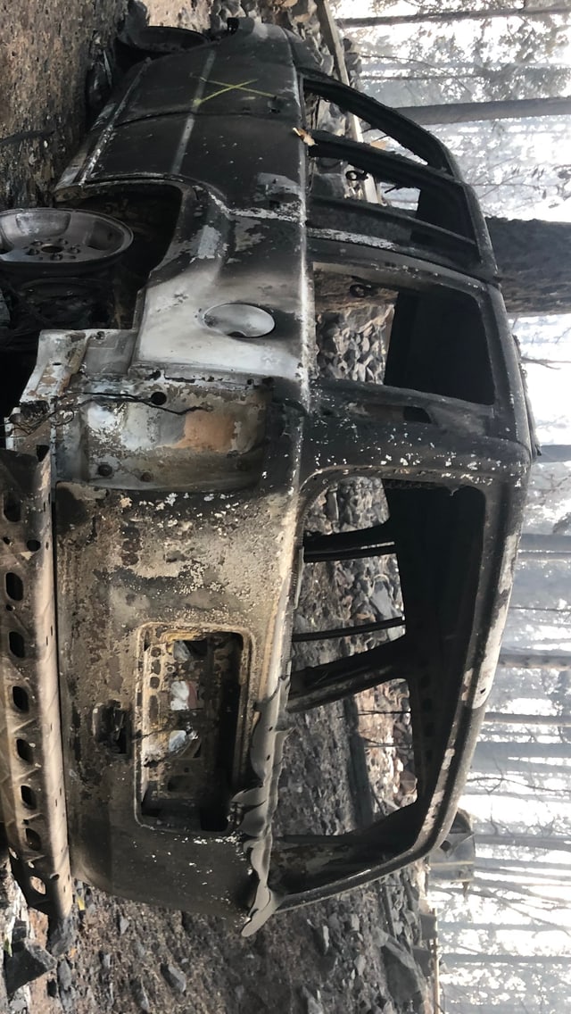 Ein ausgebrannter Geländewagen Ein ausgebrannter Geländewagen