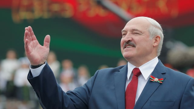 Lukaschenko mit erhobener Hand. Lukaschenko mit erhobener Hand.