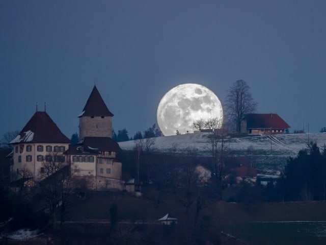 Vollmond neben dem Schloss Trachselwald im Emmental.