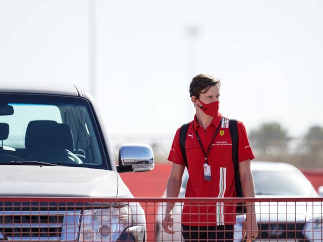 Callum Ilott bei der Ankunft auf dem Parkplatz. Callum Ilott bei der Ankunft auf dem Parkplatz.