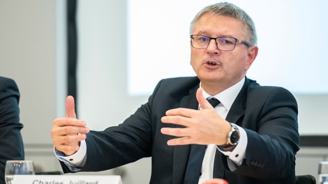 Juillard im Anzug am sprechen. Juillard im Anzug am sprechen.