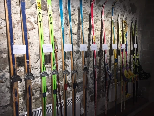 Puppa cun vestgadira e skis. Puppa cun vestgadira e skis.