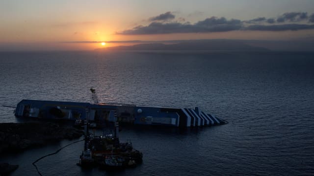 Die Costa Concordia vor der Küste Giglios Die Costa Concordia vor der Küste Giglios
