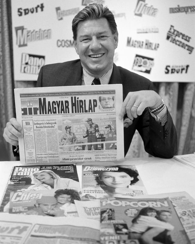 Mann mit Zeitung in der Hand. Mann mit Zeitung in der Hand.