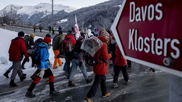 Klimawanderer vor dem WEF Klimawanderer vor dem WEF