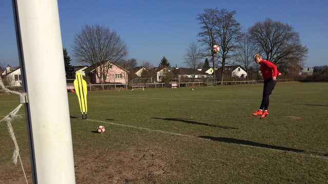 Ein Fussballer trainiert auf einem Platz Ein Fussballer trainiert auf einem Platz
