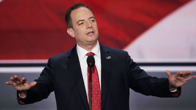 Reince Priebus hält eine Rede und breitet die Arme aus. Reince Priebus hält eine Rede und breitet die Arme aus.