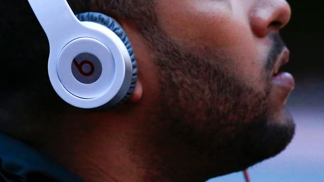 Ein Mann trägt Beats-Kopfhörer Ein Mann trägt Beats-Kopfhörer