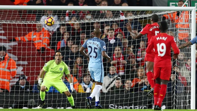 Georginio Wijnaldum erzielt ein Tor. Georginio Wijnaldum erzielt ein Tor.