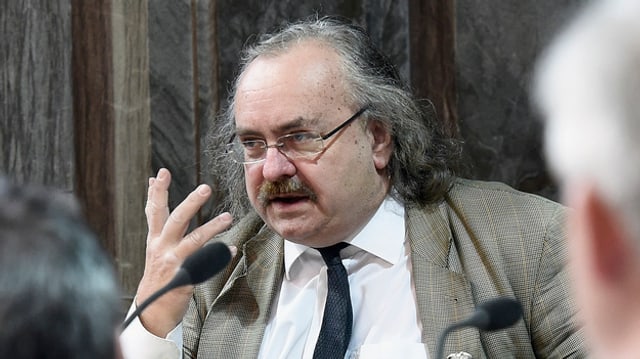 Luc Recordon gestikuliert im Ständerat. Luc Recordon gestikuliert im Ständerat.
