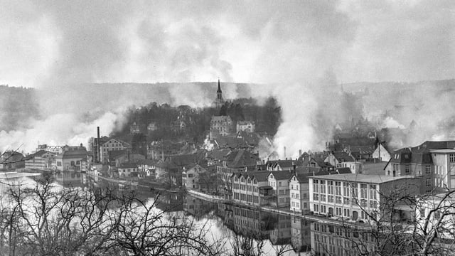 Rauchsaulen über der Stadt Schaffhausen. Rauchsaulen über der Stadt Schaffhausen.