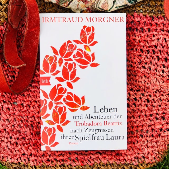 Der Schelmenroman «Leben und Abenteuer der Trobadora Beatriz nach Zeugnissen ihrer Spielfrau Laura» von Irmtraud Morgner liegt auf einer Beuteltasche Der Schelmenroman «Leben und Abenteuer der Trobadora Beatriz nach Zeugnissen ihrer Spielfrau Laura» von Irmtraud Morgner liegt auf einer Beuteltasche