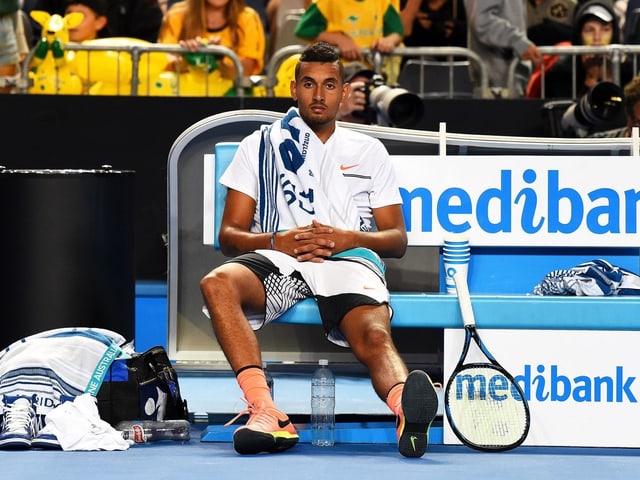 Nick Kyrgios sitzt lustlos auf der Spielerbank. Nick Kyrgios sitzt lustlos auf der Spielerbank.
