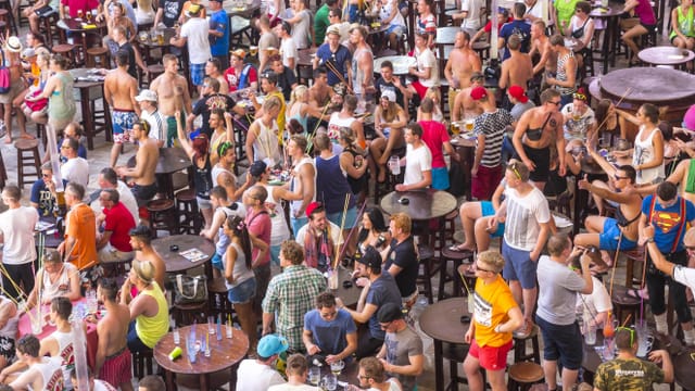 Touristenmeute in einer Gaststätte. Touristenmeute in einer Gaststätte.