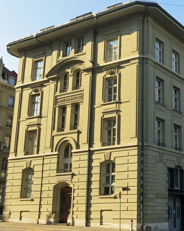 Mehrstöckiges Sandstein-Gebäude Mehrstöckiges Sandstein-Gebäude