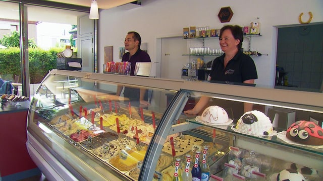 Ehepaar hinter Gelateria-Tresen Ehepaar hinter Gelateria-Tresen
