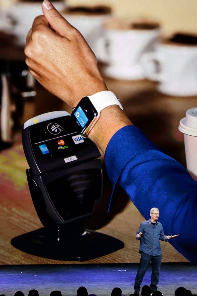 Tim Cook zeigt, wie man mit der Apple Watch bezahlen kann. Tim Cook zeigt, wie man mit der Apple Watch bezahlen kann.