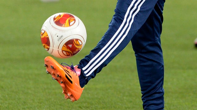 Ein Fuss mit einem Fussball Ein Fuss mit einem Fussball