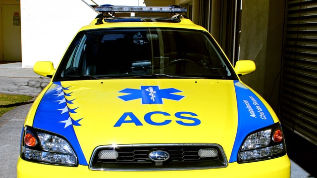 Eine Ambulanz von vorne. Eine Ambulanz von vorne.