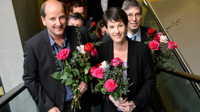 Die strahlenden Gewinner mit Rosen auf einer Treppe. Die strahlenden Gewinner mit Rosen auf einer Treppe.