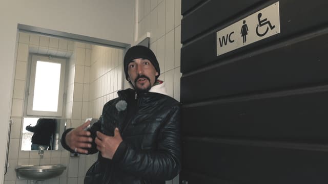 Elia war einige Jahre obdachlos. In dieser öffentlichen Toilette hat er oft übernachtet. Elia war einige Jahre obdachlos. In dieser öffentlichen Toilette hat er oft übernachtet.