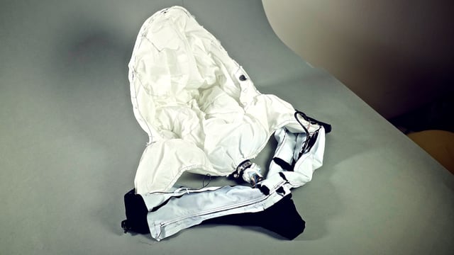 Die schlaffe Haube nach dem Sturz. Die schlaffe Haube nach dem Sturz.