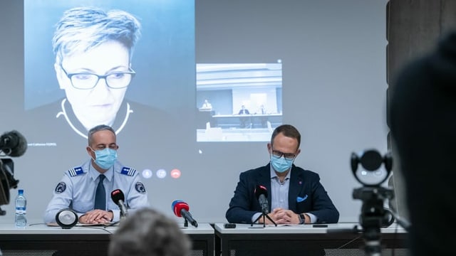 Matteo Cocchi, Kommandant der Kantonspolizei Tessin (L) und Staatsrat Norman Gobbi (R) sowie die Direktorin des Fedpol, Nicoletta della Valle. Matteo Cocchi, Kommandant der Kantonspolizei Tessin (L) und Staatsrat Norman Gobbi (R) sowie die Direktorin des Fedpol, Nicoletta della Valle.