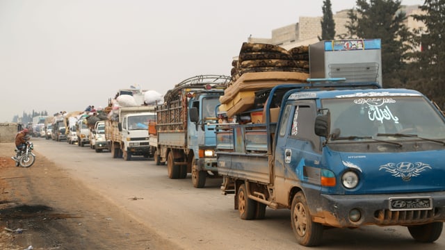 Lastwagen transportieren die Habseligkeiten von Menschen. Lastwagen transportieren die Habseligkeiten von Menschen.