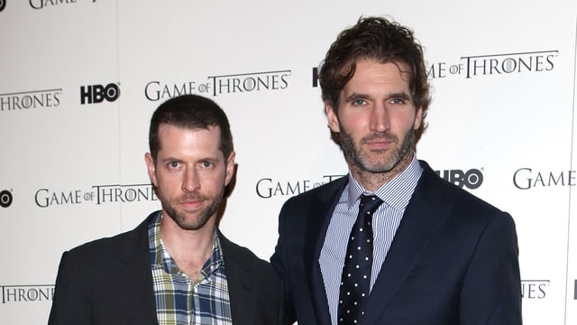 Zwei Männer in Anzügen vor einer wWeissen Wand mit der Aufschrift "Game of Thrones" Zwei Männer in Anzügen vor einer wWeissen Wand mit der Aufschrift "Game of Thrones"