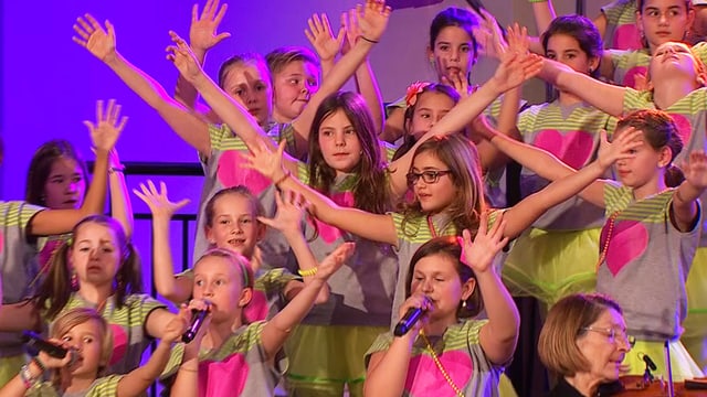 Video ««Schwiizergoofe» singed mit Orchester» abspielen Video ««Schwiizergoofe» singed mit Orchester» abspielen