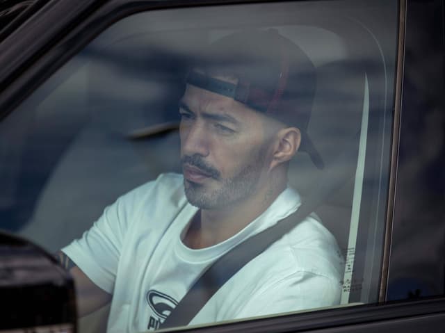 Luis Suarez sitzt in einem Auto Luis Suarez sitzt in einem Auto