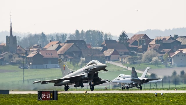 Probeflüge eines Eurofighters (vorne) und einer F/A-18 Hornet in Payerne. Probeflüge eines Eurofighters (vorne) und einer F/A-18 Hornet in Payerne.