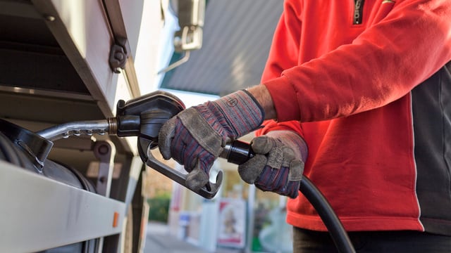 Lastwagen-Chauffeur an einer Tankstelle Lastwagen-Chauffeur an einer Tankstelle