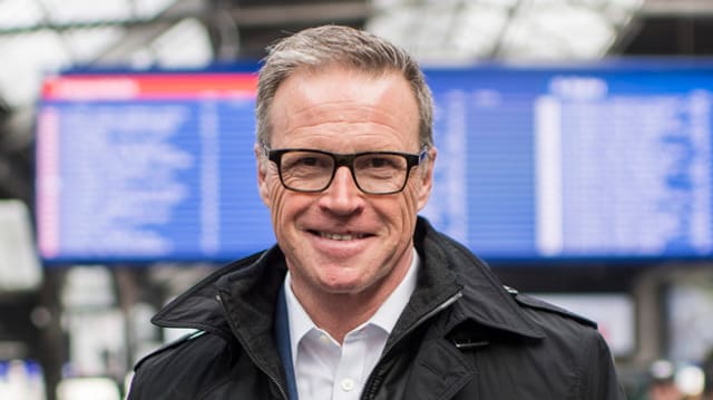 SBB-Chef Andreas Meyer steht im Zürcher Hauptbahnhof vor der Tafel mit den Abfahrtszeiten. SBB-Chef Andreas Meyer steht im Zürcher Hauptbahnhof vor der Tafel mit den Abfahrtszeiten.