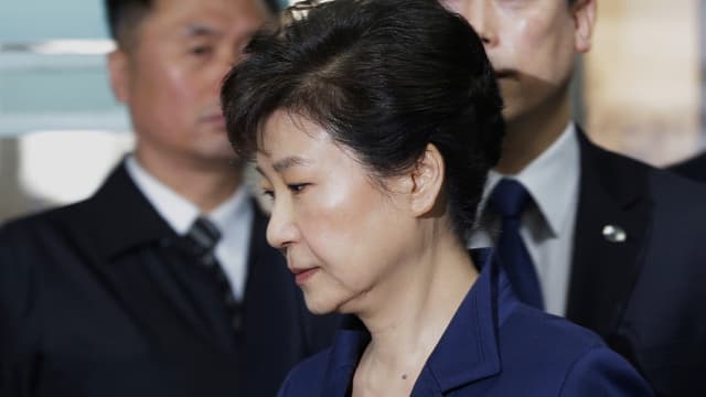 Ex-Präsidentin Park Geun-hye vor zwei Männern. Ex-Präsidentin Park Geun-hye vor zwei Männern.